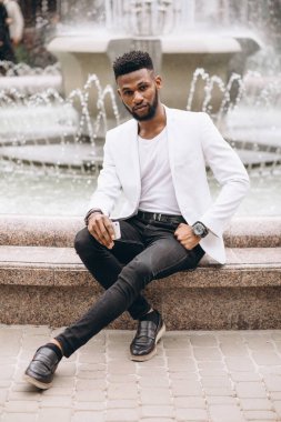 Afrika kökenli Amerikalı adam telefonu kullanarak