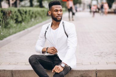 Beyaz ceketli Afrikalı Amerikalı.