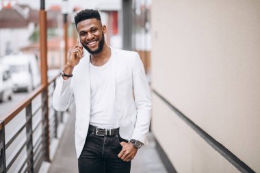 Afrika kökenli Amerikalı adam telefonu kullanarak
