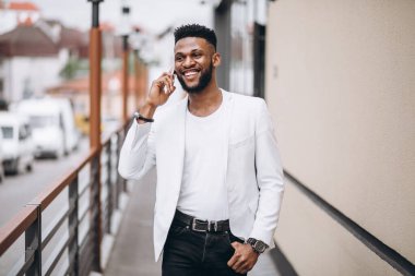Afrika kökenli Amerikalı adam telefonu kullanarak