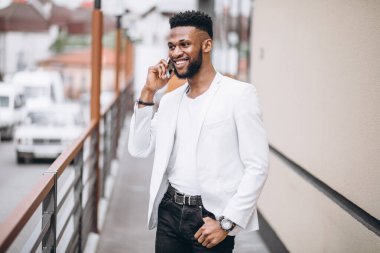Afrika kökenli Amerikalı adam telefonu kullanarak