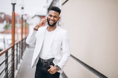 Afrika kökenli Amerikalı adam telefonu kullanarak