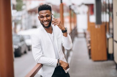 Afrika kökenli Amerikalı adam telefonu kullanarak