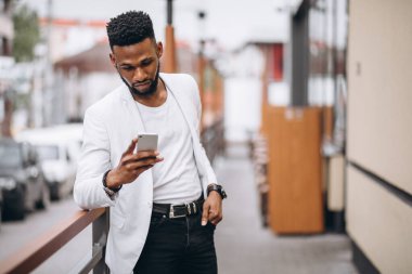Afrika kökenli Amerikalı adam telefonu kullanarak
