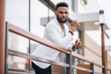 Beyaz ceketli Afrikalı Amerikalı.