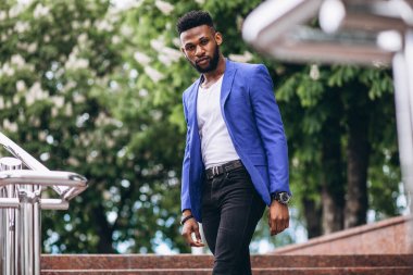 Mavi ceketli Afrikalı Amerikalı.