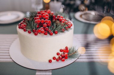 Kırmızı böğürtlenli Noel pastası