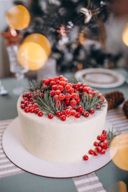 Kırmızı böğürtlenli Noel pastası