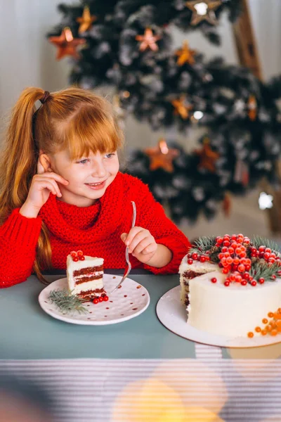 Kızıl Saçlı Küçük Kız Noel Ağacının Yanında Noel Pastası Yiyor — Stok fotoğraf