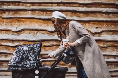 genç anne ile bebek arabası Park yürüme