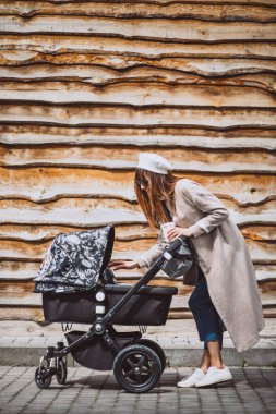 genç anne ile bebek arabası Park yürüme