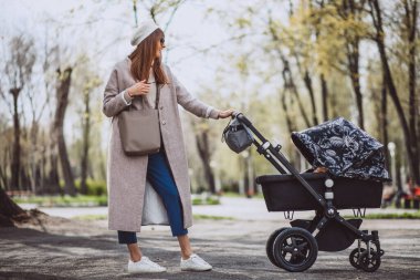 genç anne ile bebek arabası Park yürüme