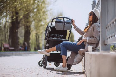 genç anne ile bebek arabası Park yürüme