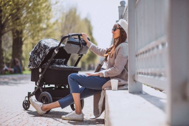 genç anne ile bebek arabası Park yürüme