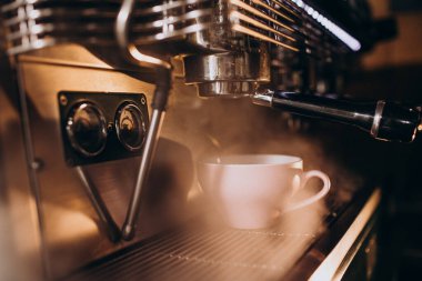 Kahve makinesinde kahve. Bir kafede.