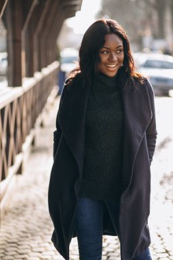 Sokakta manto giyen Afrikalı Amerikalı kadın.