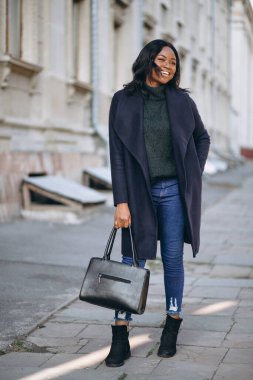 Sokakta manto giyen Afrikalı Amerikalı kadın.