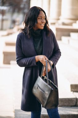 Sokakta manto giyen Afrikalı Amerikalı kadın.