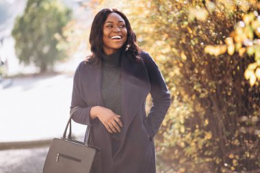 Afrikalı Amerikalı kadın parkta mutlu.