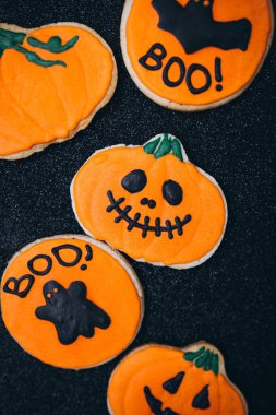 Cadılar Bayramı süslenmiş ev yapımı zencefilli kurabiyeler