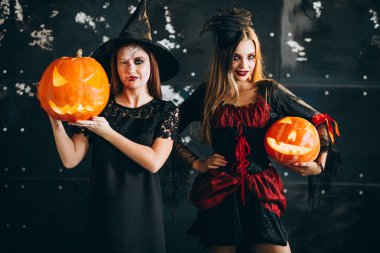 Stüdyoda Cadılar Bayramı kostümlü iki kız.