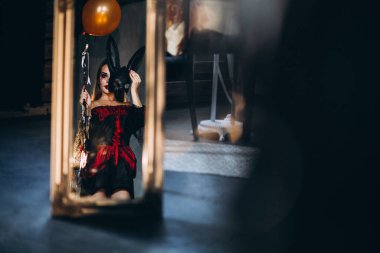 Stüdyoda cadılar bayramı kostümlü bir kadın.