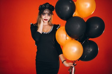 Stüdyoda cadılar bayramı kostümlü bir kadın.