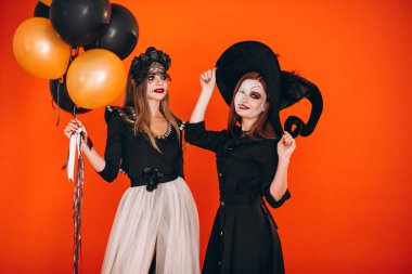 Stüdyoda Cadılar Bayramı kostümlü iki kız.
