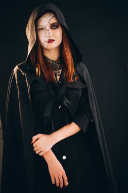 Stüdyoda cadılar bayramı kostümlü bir kadın.