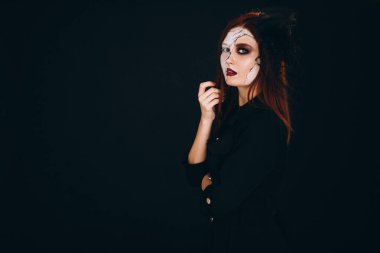 Stüdyoda cadılar bayramı kostümlü bir kadın.