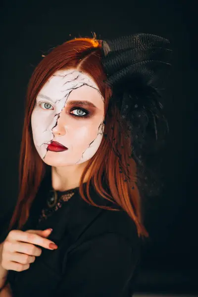 Stüdyoda Cadılar Bayramı Kostümlü Bir Kadın — Stok fotoğraf