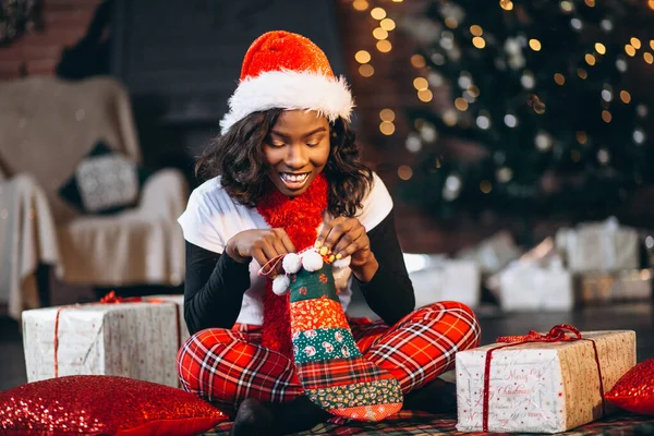 African American Woman Holding Christmas Presents Christmas Tree — Stock Photo, Image