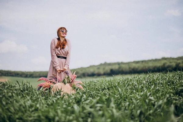 Lupinüslerle Tarlada Yürüyen Bir Kadın — Stok fotoğraf