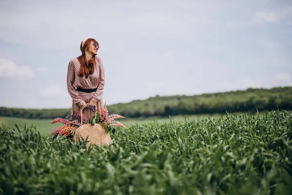 Frau Läuft Mit Lupinen Auf Einem Feld — Stockfoto