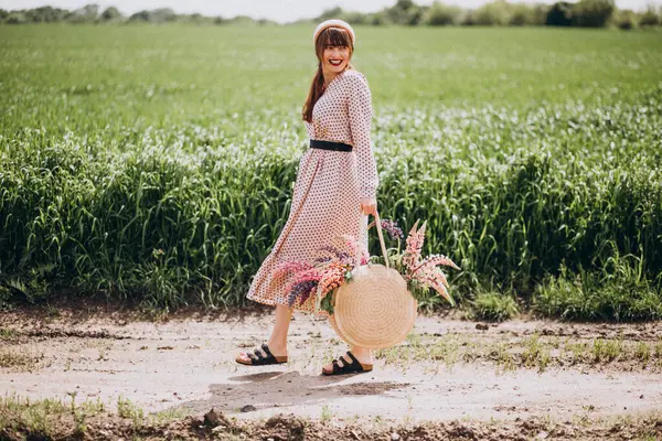 Mujer Caminando Campo Con Lupinus — Foto de Stock