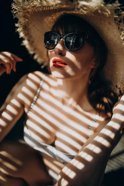 Mujer Con Sombrero Bajo Sombra —  Fotos de Stock