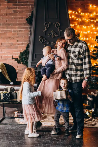 Große Familie Heiligabend Mit Geschenken Weihnachtsbaum — Stockfoto