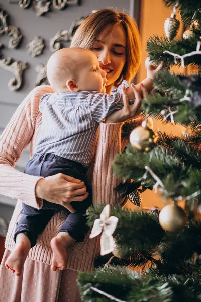 Moeder Met Haar Zoontje Versieren Kerstboom Met Speelgoed — Stockfoto