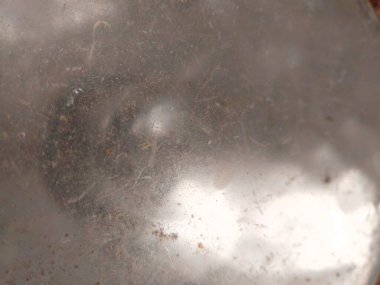 Üzerinde leke ve lekeler olan metal plakanın soyut arkaplanı