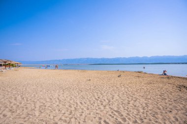 Sıcak bir gün ışığında kumsal