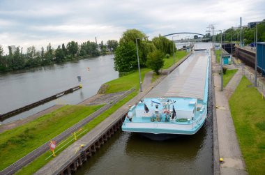 Küçük bir nehir kanalından geçen gemi ağaçların arasından gökyüzüne karşı