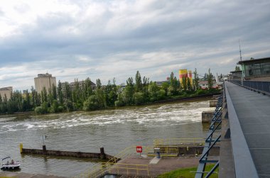 Nehrin gökyüzüne karşı binalarla manzarası