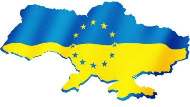 Avrupa Birliği Ukrayna, AB ve Ukrayna Bayrakları 'nda rüzgarda sallanan video görüntüleri. 
