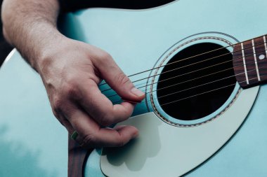 Akustik gitar çalan adamın elini kapat. Eğlence ya da hobi tutku konsepti için müzik aleti