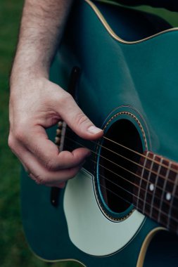 Akustik gitar çalan adamın elini kapat. Eğlence ya da hobi tutku konsepti için müzik aleti