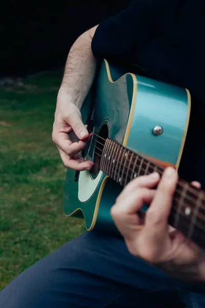 Akustik Gitar Çalan Adamın Ellerini Kapat Eğlence Hobi Tutku Konsepti — Stok fotoğraf