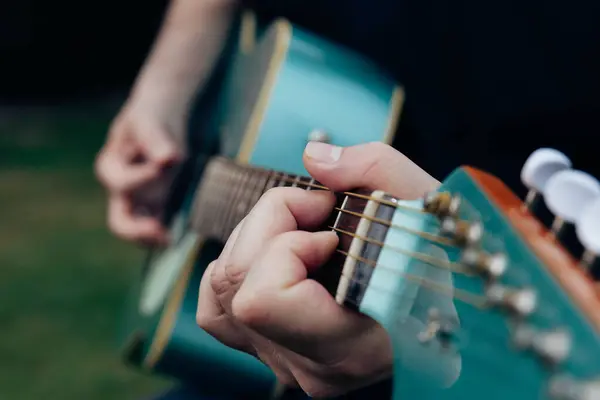 Primer Plano Las Manos Del Hombre Tocando Guitarra Acústica Instrumento —  Fotos de Stock