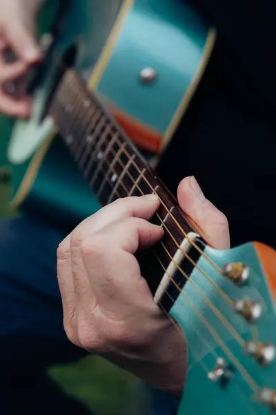 Крупный План Человеческих Рук Играющих Акустической Гитаре Музыкальный Инструмент Отдыха — стоковое фото