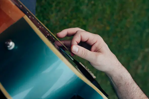 Крупный План Руки Человека Играющего Акустической Гитаре Музыкальный Инструмент Отдыха — стоковое фото