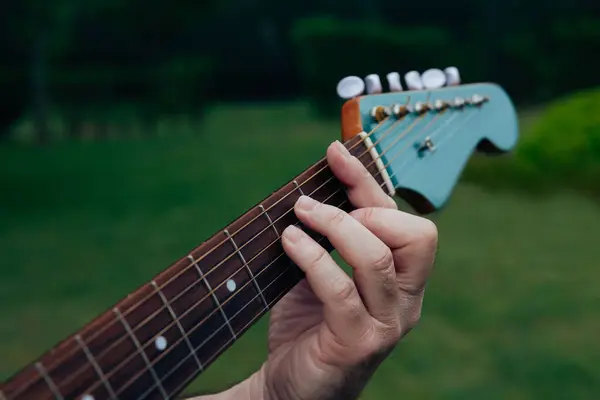 Zbliżenie Człowieka Grającego Gitarze Akustycznej Instrumenty Muzyczne Rekreacji Lub Koncepcji — Zdjęcie stockowe